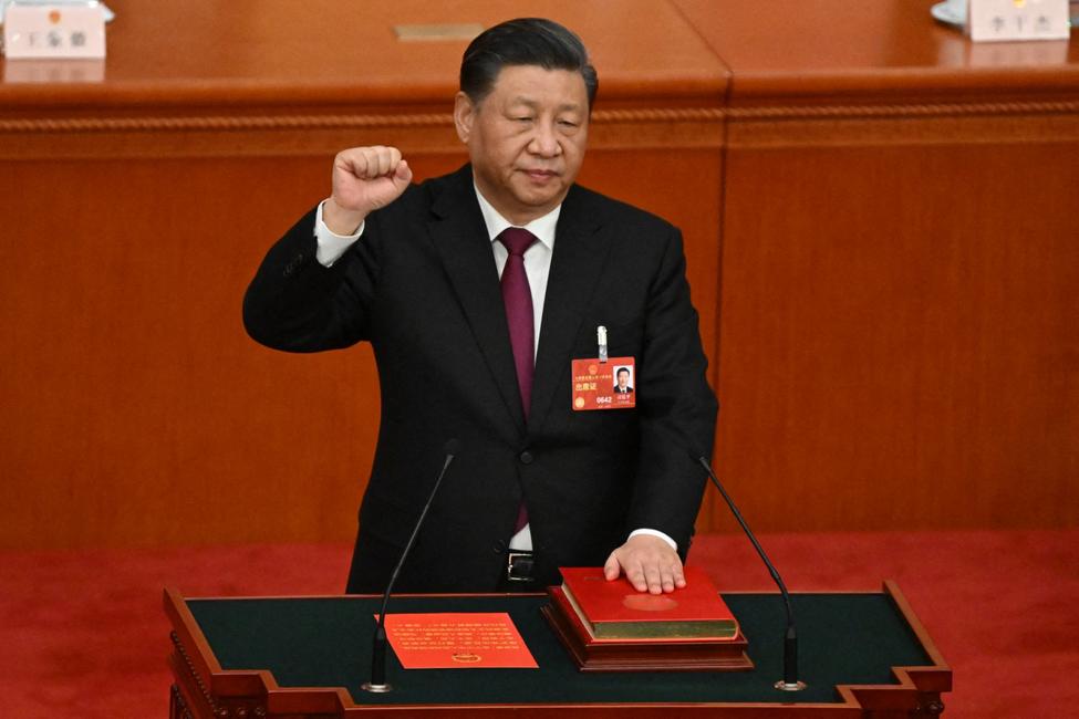 Le président chinois Xi Jinping prête serment après sa réélection pour un troisième mandat lors de la troisième session plénière de l'Assemblée nationale populaire (ANP) au Palais de l'Assemblée du Peuple à Pékin, le 10 mars 2023.