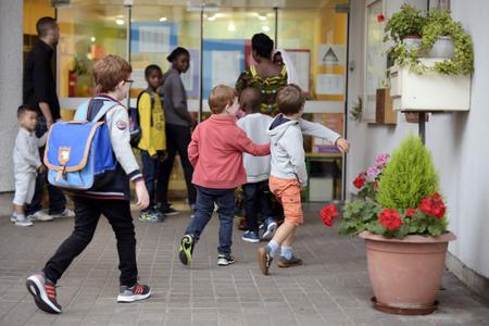 Les enfants arrivent à l'école maternelle à Paris, le 1er septembre 2015, pour la rentrée scolaire.