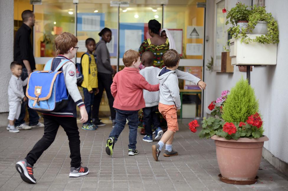 Les enfants arrivent à l'école maternelle à Paris, le 1er septembre 2015, pour la rentrée scolaire.