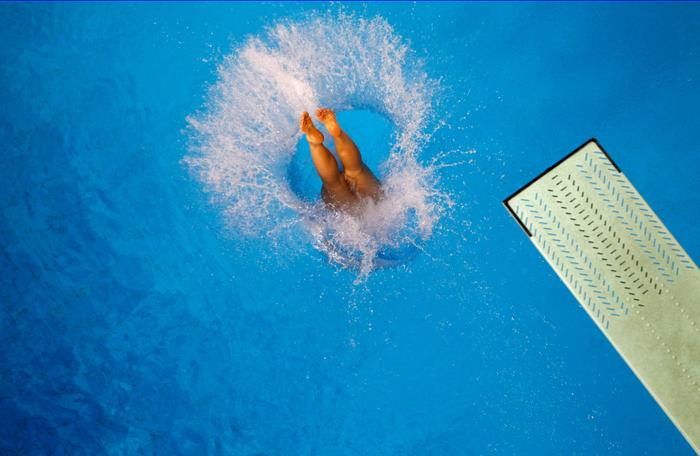 Saut dans une piscine. (Image d'illustration)