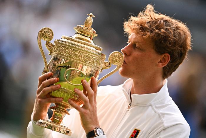 Le joueur italien Jannik Sinner embrasse la coupe après sa victoire au tournoi de Wimbledon (Photo by Kirill KUDRYAVTSEV / AFP) / RESTRICTED TO EDITORIAL USE