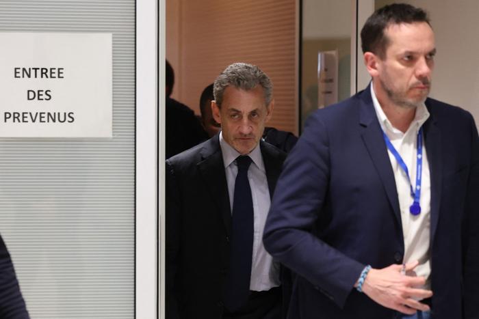 Nicolas Sarkozy après une audience dans son procès pour financement illégal de campagne au tribunal de Paris, le 27 mars 2025.