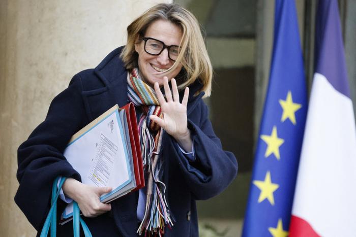 La ministre française chargée du Travail et de l'Emploi, Astrid Panosyan-Bouvet, quitte le conseil des ministres hebdomadaire au palais présidentiel de l'Elysée à Paris, le 22 janvier 2025.
