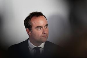 Le Premier ministre français Sébastien Lecornu participe à une conférence de presse lors d'une visite au siège de l'Agence nationale des titres sécurisés (ANTS), à Paris, le 30 avril 2026.