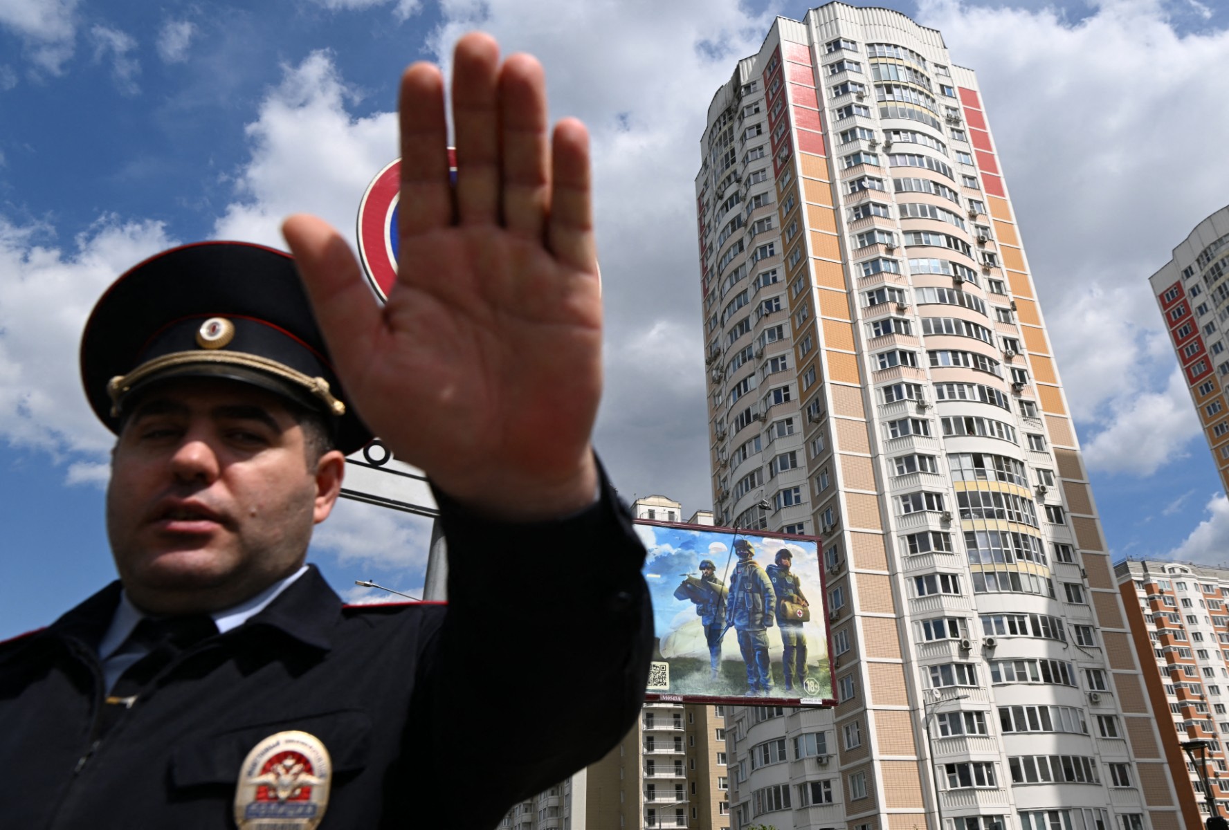 Pénuries d'essence, inflation, régions en déficit : comment les frappes ukrainiennes révèlent l'impuissance économique du Kremlin