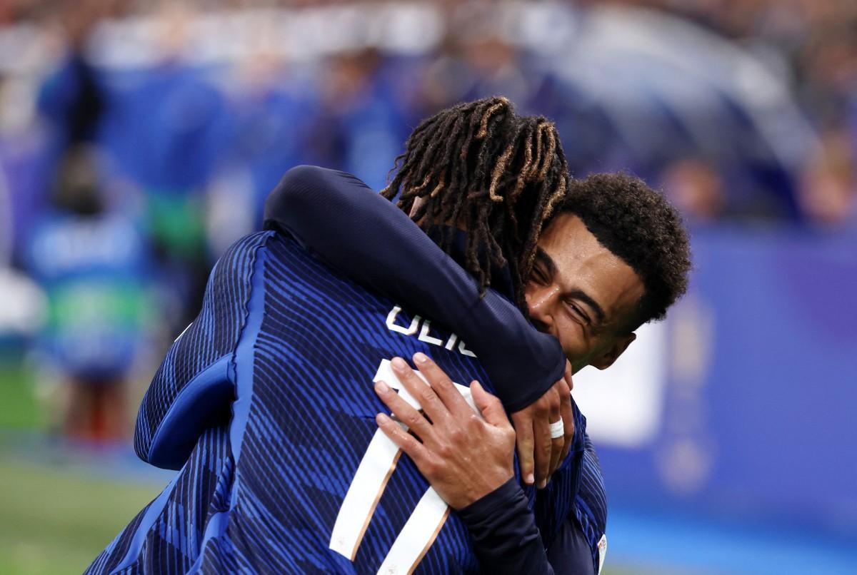 Le milieu de terrain français Michael (n° 11, à gauche) célèbre avec l'attaquant français Désiré Doué (n° 20) après avoir marqué le quatrième but de son équipe lors du match de football du groupe A1 de la Ligue des Nations de l'UEFA entre la France et la Belgique au Stade de France à Saint-Denis, au nord de Paris, le 5 octobre 2026.