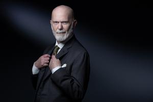 Renaud Camus, pose lors d'une séance photo, à Paris, le 9 décembre 2021.