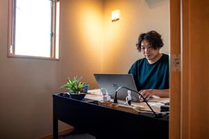 Un homme travaille chez lui à Fujisawa, dans la préfecture de Kanagawa, dans le cadre du télétravail.