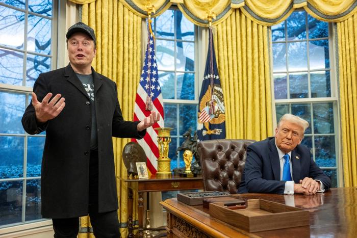 Elon Musk s'exprime sous le regard du président américain Donald Trump dans le bureau ovale de la Maison Blanche à Washington, DC, le 11 février 2025.