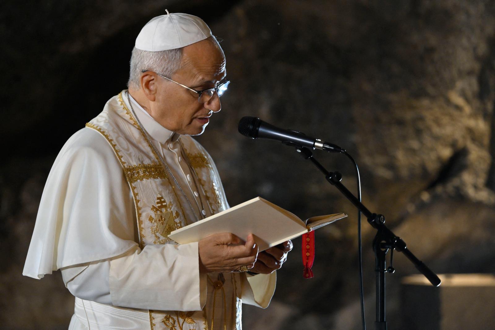 Photo prise le 26 septembre 2026, montrant le Pape Leon XIV à la Grotte de Massabielle dans le Sanctuaire de Notre-Dame de Lourdes.