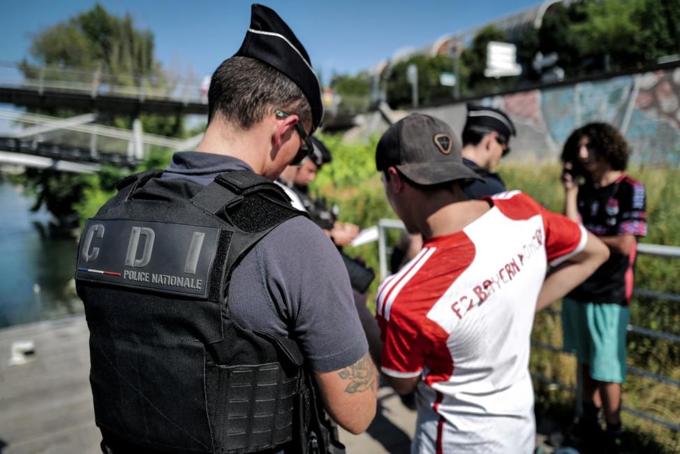 La police nationale et la brigade fluviale contrôlent un groupe d'adolescents qui sautaient de la Passerelle de la Paix dans le Rhône, à Lyon, le 25 juin 2026, en pleine vague de chaleur en France et en Europe.