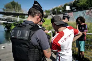 La police nationale et la brigade fluviale contrôlent un groupe d'adolescents qui sautaient de la Passerelle de la Paix dans le Rhône, à Lyon, le 25 juin 2026, en pleine vague de chaleur en France et en Europe.