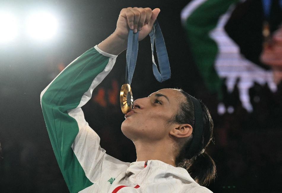 L'Algérienne Imane Khelif, médaillée d'or, accusée d'être un homme, pose sur le podium lors de la cérémonie de remise des médailles de la finale de boxe féminine des 66 kg aux Jeux olympiques de Paris 2024, au stade Roland-Garros, à Paris, le 9 août 2024.