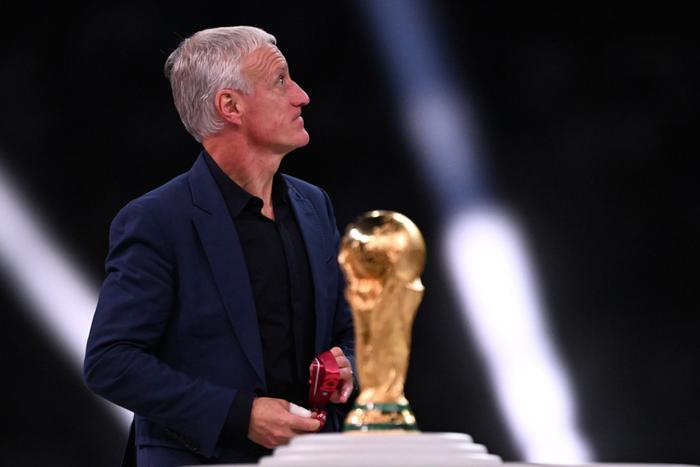Didier Deschamps lors de la remise du trophée de la Coupe du monde 2022.