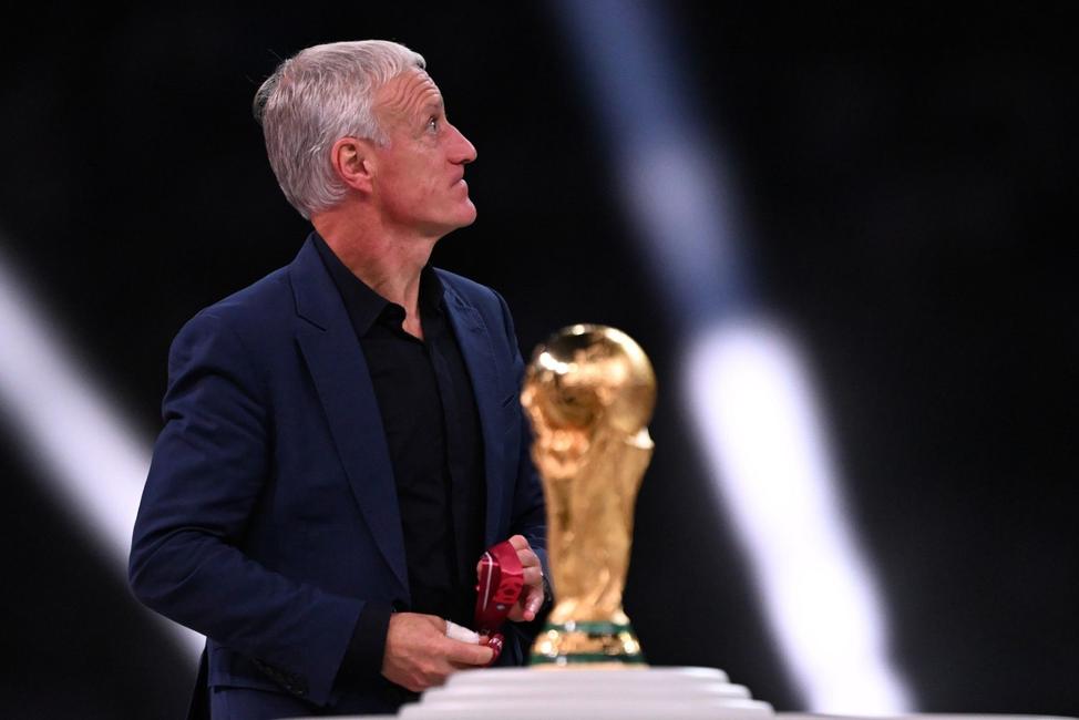Didier Deschamps lors de la remise du trophée de la Coupe du monde 2022.