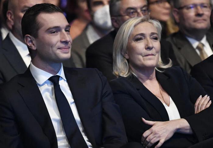 Marine Le Pen et Jordan Bardella assistent un rassemblement électoral à Reims.