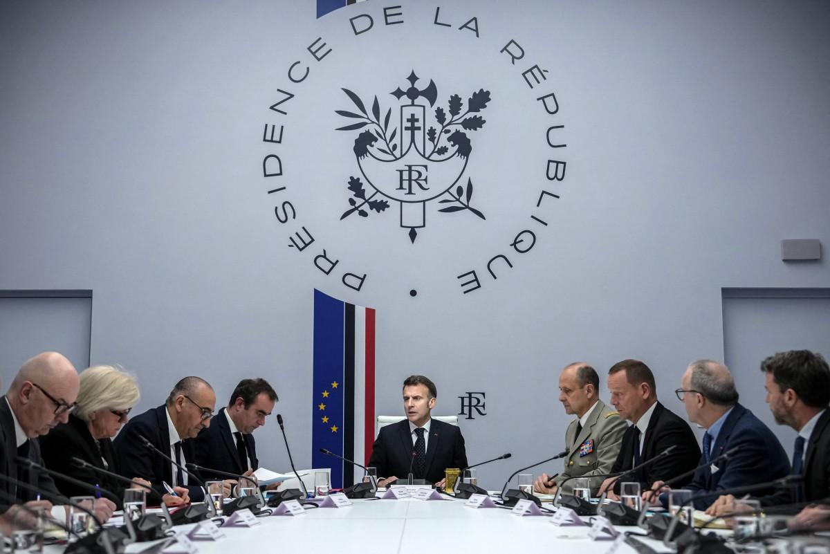 Le président français Emmanuel Macron lors d'une réunion du Conseil national de défense au palais présidentiel de l'Élysée à Paris, le 1er mars 2026, suite aux frappes américaines et israéliennes contre l'Iran.