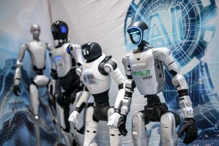 Des robots humanoïdes exposés sur le stand d'entreprises technologiques chinoises lors du Sommet mondial « L'IA au service du bien », un événement phare des Nations Unies visant à façonner l'avenir de l'intelligence artificielle, à Genève, en Suisse, le 7 juillet 2026.