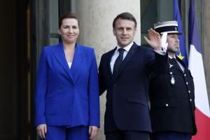 Le président français Emmanuel Macron accueille la Première ministre danoise Mette Frederiksen avant un sommet informel des dirigeants européens pour discuter de la situation en Ukraine et de la sécurité européenne à l'Elysée, le 17 février 2025.