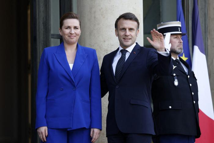 Le président français Emmanuel Macron accueille la Première ministre danoise Mette Frederiksen avant un sommet informel des dirigeants européens pour discuter de la situation en Ukraine et de la sécurité européenne à l'Elysée, le 17 février 2025.