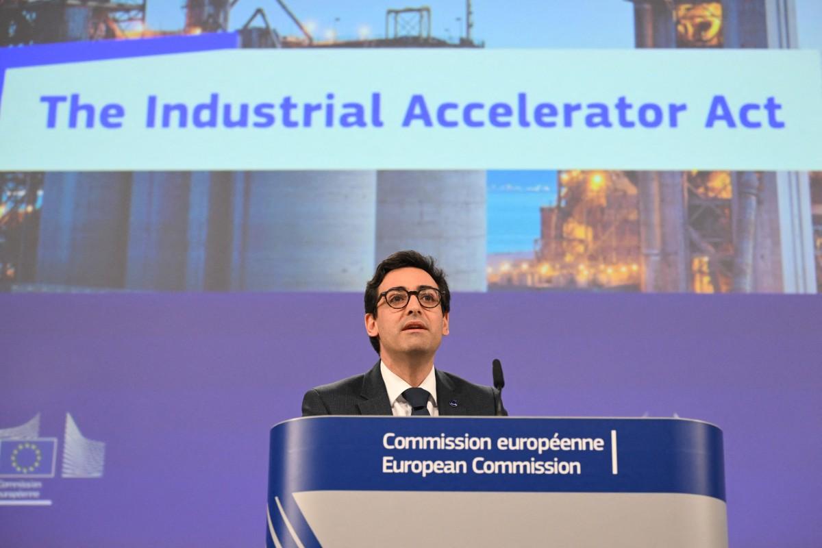 Le vice-président exécutif de l'UE chargé de la prospérité et de la stratégie industrielle, Stéphane Séjourne, lors d'une conférence de presse pour dévoiler le « Industrial accelerator Act » de l'UE au siège de la Commission européenne à Bruxelles, le 4 mars 2026.