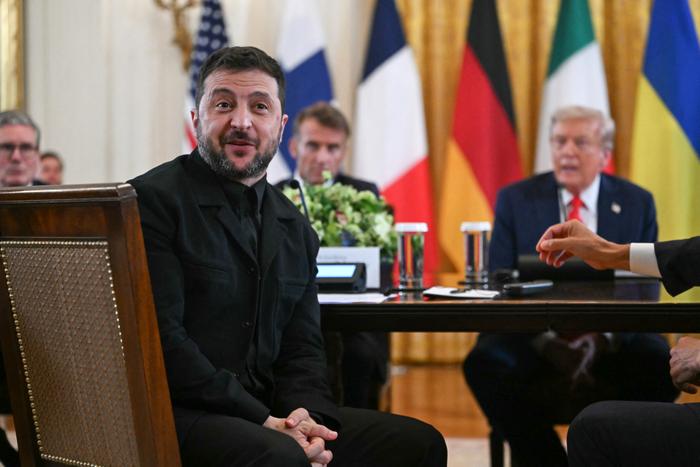 Président français Emmanuel Macron (2e à g.) et président américain Donald Trump (à d.) écoutent le président ukrainien Volodymyr Zelensky lors d’une réunion avec des dirigeants européens dans l’East Room de la Maison Blanche, à Washington, D.C., le 18 août 2025. Des dirigeants européens se joignent ce jour-là à Volodymyr Zelensky pour des entretiens avec Donald Trump, alors qu’ils cherchent une voie pour mettre fin à l’offensive russe. Les dirigeants attendus à Washington lundi pour apparaître aux côtés de Zelensky se présentent comme la « coalition des volontaires ».
