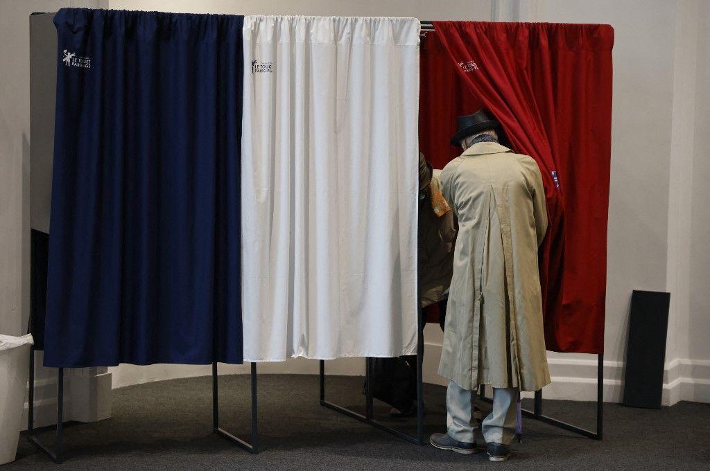 Un électeur pénètre dans un isoloir dans un bureau de vote du Touquet, pour le second tour des élections régionales françaises, le 27 juin 2021.