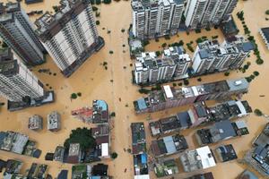 Une photo aérienne montre des bâtiments inondés à Rongjiang, dans la province du Guizhou (sud-ouest de la Chine), le 24 juin 2025.