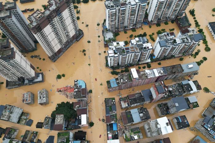 Une photo aérienne montre des bâtiments inondés à Rongjiang, dans la province du Guizhou (sud-ouest de la Chine), le 24 juin 2025.