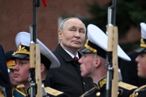 Le président russe Vladimir Poutine assiste à une cérémonie de dépôt de fleurs sur la tombe du Soldat inconnu, près du mur du Kremlin, dans le centre de Moscou, le 9 mai 2026. La Russie célèbre le 81e anniversaire de la victoire de l'Union soviétique sur l'Allemagne nazie lors de la Seconde Guerre mondiale.