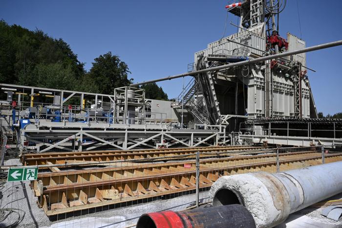 Un derrick de la centrale géothermique "énergie verte" de Geretsried, dans le sud de l'Allemagne, est photographié le 24 août 2023. La société canadienne Eavor y construit une centrale géothermique commerciale dotée d'une technologie de boucle innovante.