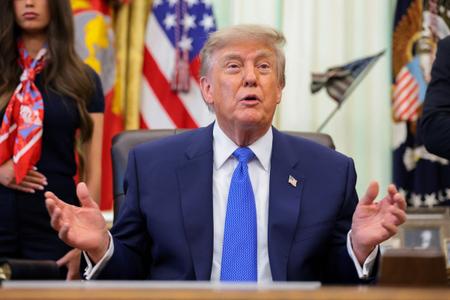 Donald Trump s'adresse aux journalistes après avoir signé un décret présidentiel.