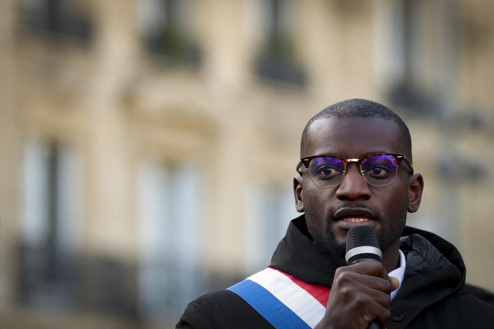 Carlos Martens Bilongo interprétant son dernier tube : "Au Nord, c'était les corons..."