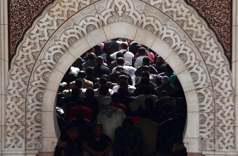 Des fidèles se rendant à la Mosquée de Paris.