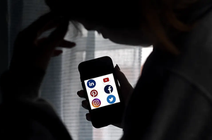 Les logos des applications de réseaux sociaux Linkedin, YouTube, Pinterest, Facebook, Instagram et Twitter affichés sur un smartphone. (Image d'illustration)