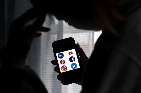 Les logos des applications de réseaux sociaux Linkedin, YouTube, Pinterest, Facebook, Instagram et Twitter affichés sur un smartphone à Arlington, en Virginie, le 28 mai 2020.