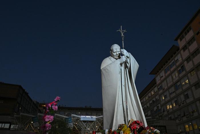 La statue du pape Jean-Paul II à l'hôpital Gemelli de Rome.
