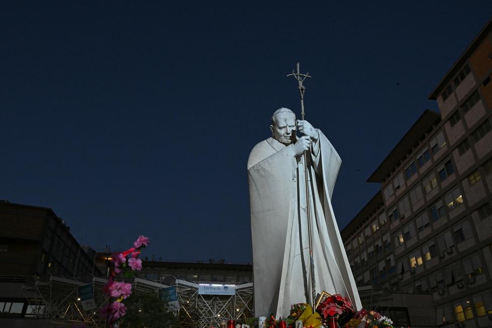 La statue du pape Jean-Paul II à l'hôpital Gemelli de Rome.