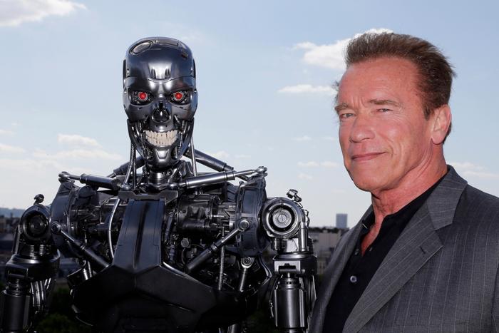 L'acteur Arnold Schwarzenegger pose lors d'une séance photo pour le film « Terminator Genisys », le 19 juin 2015 à Paris.