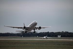 Si le transport aérien figure parmi les modes de déplacement les plus sûrs, il impose au corps humain des contraintes particulières, ce qui explique pourquoi il peut parfois déclencher des problèmes de santé soudains.