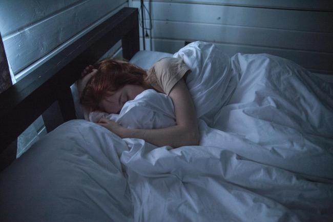 Même si le « sommeil réparateur » peut sembler un conte de fées, de plus en plus de recherches confirment que le sommeil influence directement l’apparence de notre peau
