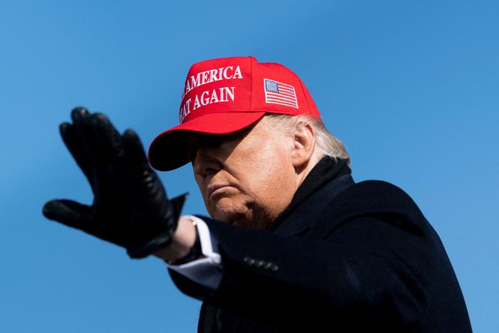 Donald Trump vêtu d'une casquette « Make America Great Again » le 2 novembre 2020, à Fayetteville, Caroline du Nord.