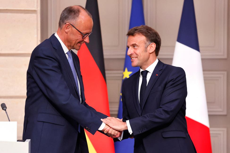 Le nouveau chancelier allemand élu, Friedrich Merz (à gauche), et le président français Emmanuel Macron (à droite) se serrent la main à la fin d'une conférence de presse conjointe, à l'issue de leur rencontre au palais présidentiel de l'Élysée, à Paris, le 7 mai 2025. Merz se rend en France et en Pologne le 7 mai, dans le cadre d'une mission visant à renforcer les liens avec les voisins européens en cette période troublée.