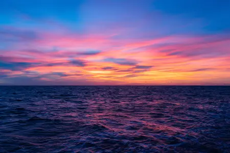 Le ciel au lever du soleil sur la mer Méditerranée, au large des côtes italiennes, le 3 janvier 2026.