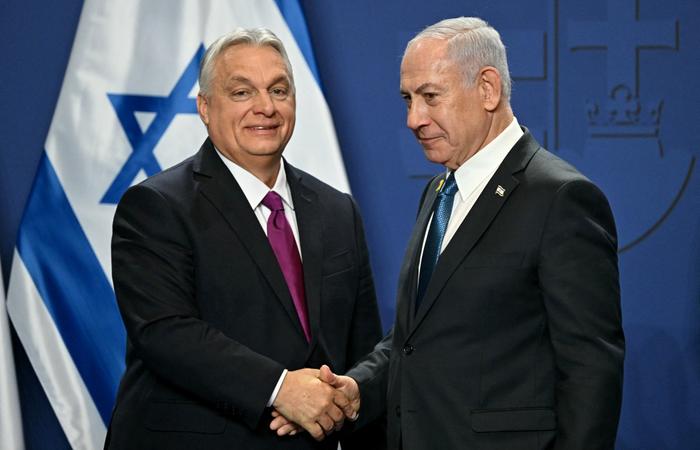 Le Premier ministre hongrois Viktor Orban et le Premier ministre israélien Benjamin Netanyahou se serrent la main à l'issue d'une conférence de presse à l'issue de leurs entretiens bilatéraux, le 3 avril 2025 à Budapest, en Hongrie.