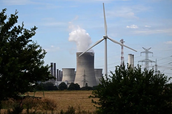 Un site de production nucléaire et une éolienne. (Image d'illustration)