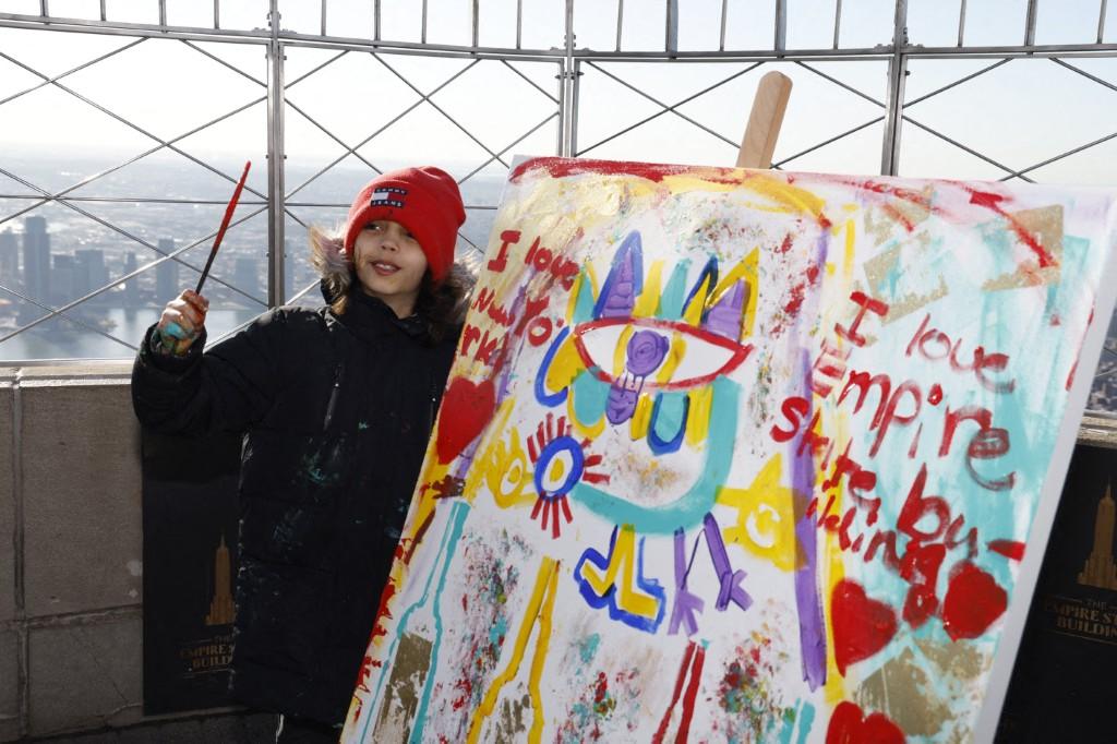 Le jeune prodige de l'art Mikail Akar crée une œuvre unique sur le site de l'Empire State Building, le 3 avril 2023 à New York.