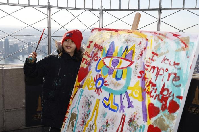 Le jeune prodige de l'art Mikail Akar crée une œuvre unique sur le site de l'Empire State Building, le 3 avril 2023 à New York. 