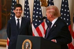 Le président américain Donald Trump plaisante avec le nouveau président de la Réserve fédérale, Kevin Warsh, lors de sa cérémonie d'investiture dans la salle Est de la Maison-Blanche, le 22 mai 2026 à Washington.