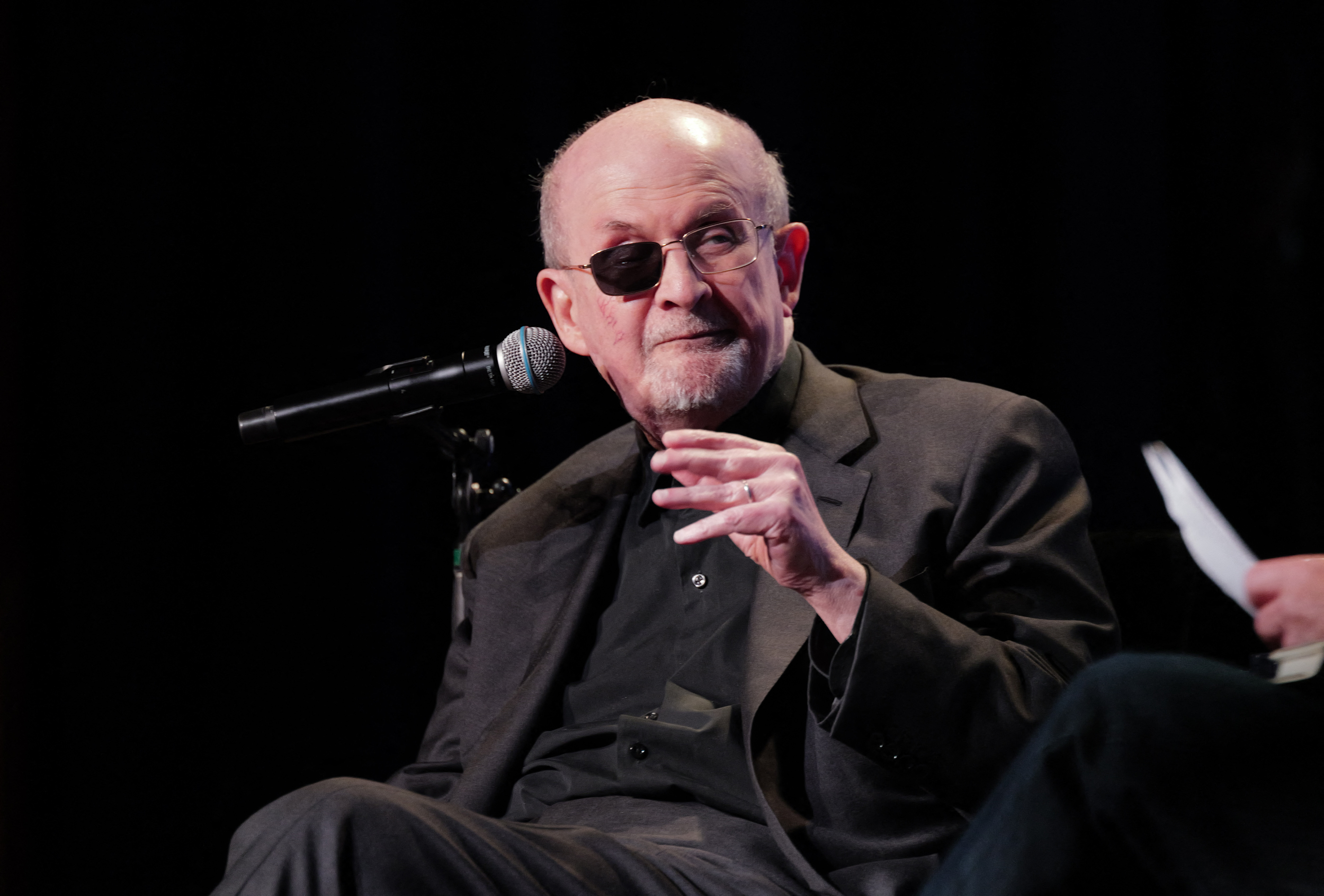 Dans "La onzième heure", Salman Rushdie écrit comme quelqu'un qui n'a plus une minute à perdre